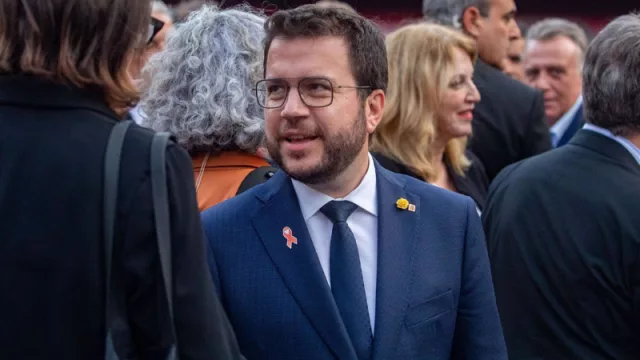 Lazo rojo y rosa amarilla: Aragonés y un look “total blue” en el Camp Nou.
