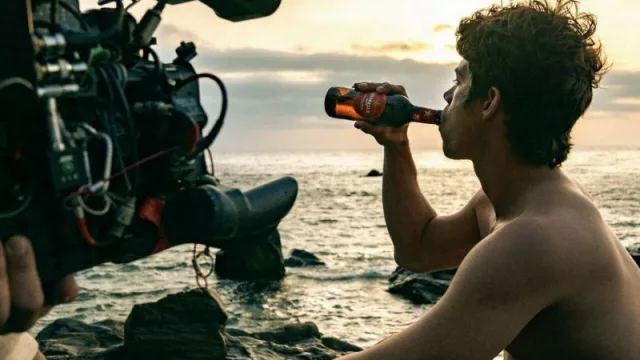 Aquí, ahora y así: la nueva campaña Estrella Damm 2022 (después de dos años muy duros, qué dice la marca)