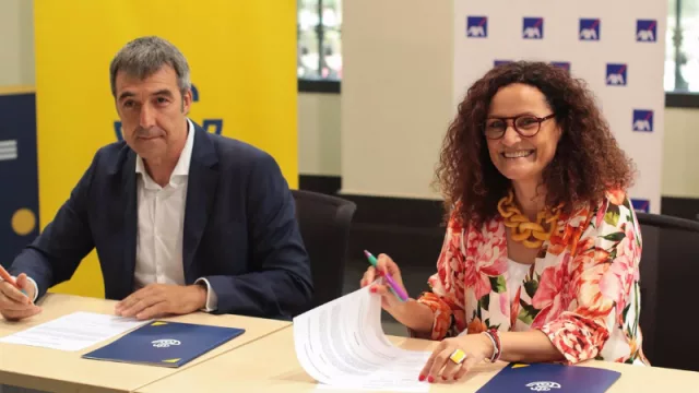 Representantes de Correos y AXA firman el acuerdo de colaboración.
