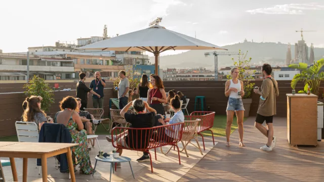 Cazoo (el retailer británico de venta de coches online) apuesta a Barcelona: alquila todo Aticco Bogatell en 22@ 