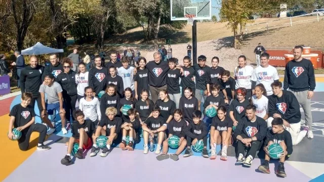 ¿Qué hace la NBA en Córdoba? Inauguró 2 canchas solidarias para la celebración de su 75° aniversario (que se suma a una más que hay en Buenos Aires)