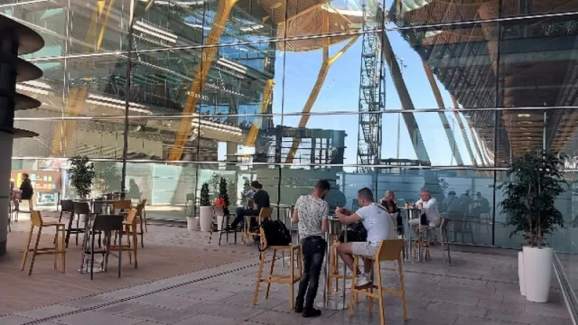 Barajas habilita una terraza (ideal para pasajeros fumadores que llegan o parten) en la T4