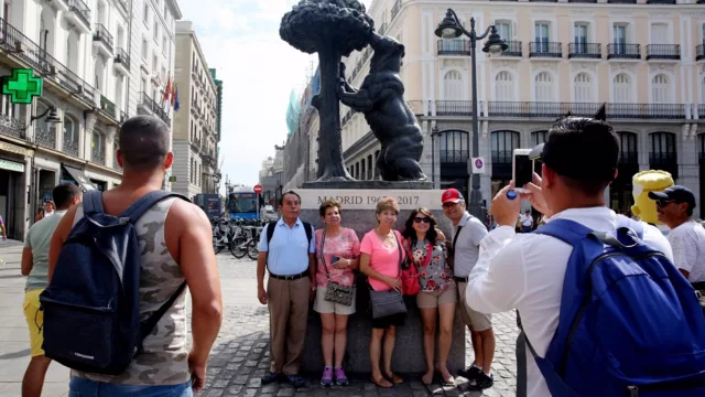 Madrid se aleja de Barcelona como "ciudad preferida" (por los españoles) para viajar 
