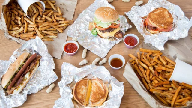 Pide un hamburguesa a tu gusto en Five Guys que (ahora) Uber Eats la lleva a tu domicilio (alianza en España)