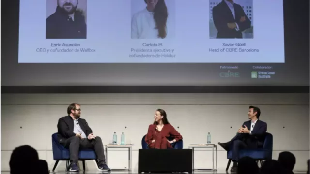 El ceo de Wallbox, Enric Asunción; la presidenta ejectuiva de Holaluz, Carlota Pi y el jefe de CBRE Barcelona, Xavier Güell