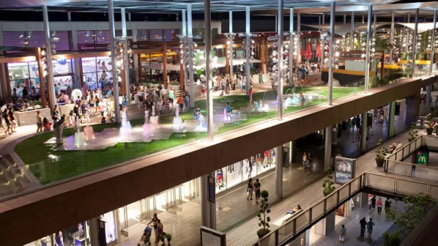 Se van las mascarillas, pero la gente no termina de volver a los centros comerciales (sigue un 20% abajo de 2019)