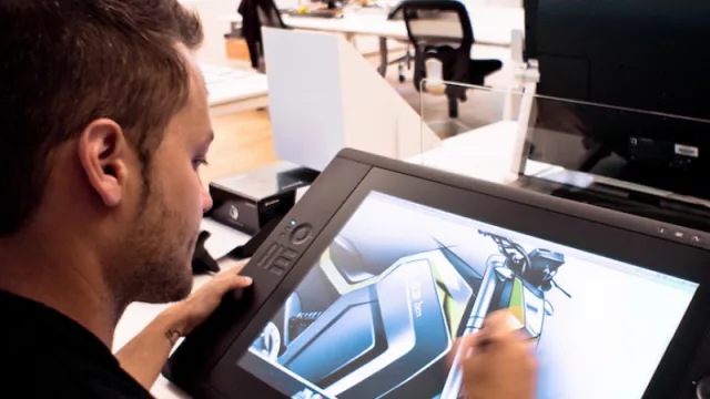 “Cuando alguien entra por la puerta de Ánima, sale con un producto acabado” (desde bicicletas y motos hasta violines y cascos de monitorización cerebral)  