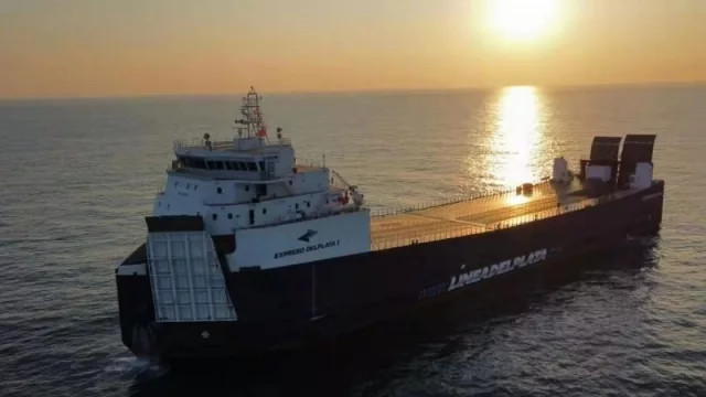 Todos al barco que hay nuevas estelas en el ancho río (Línea del Plata retoma un servicio fluvial logístico entre AR y UY después de 10 años)