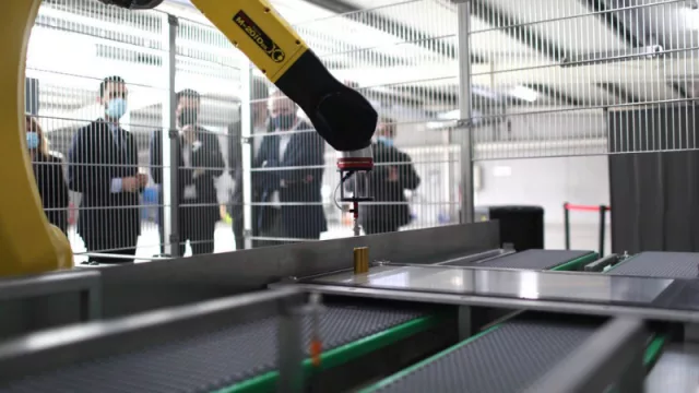 El consejero Torrent y la directora general de Industria Natàlia Mas durante la visita a las instalaciones de la compañía