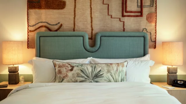 Sus 240 habitaciones tienen un estilo mediterráneo