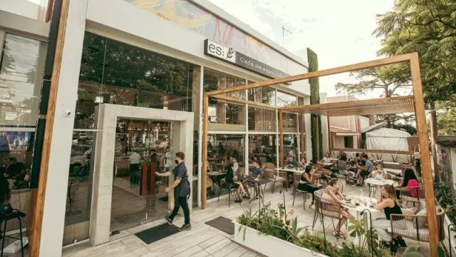 Córdoba tiene el primer tostador de café “a la vista” importado de Turquía (¿dónde? En ES, una cafetería de especialidad y también escuela de baristas)