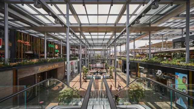 Los centros comerciales recuperan afluencia: +37% sobre 2021, pero aún 20% debajo de febrero 2019