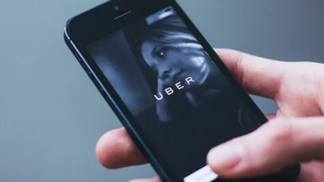 Uber tendrá 44 plazas de parking para uso propio en el aeropuerto El Prat (acuerdo con Aena)