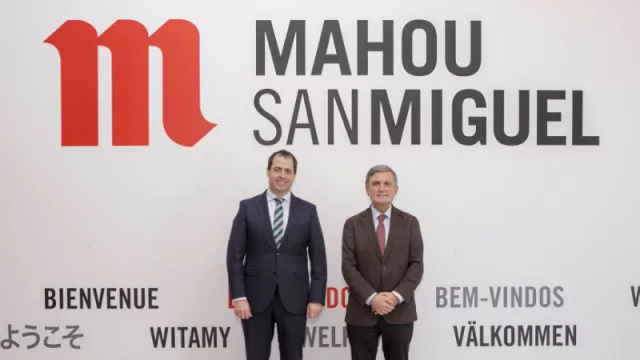 El director general de la Unidad de Negocio España de Mahou San Miguel, Peio Arbeloa, y el presidente de Paradores, Pedro Saura