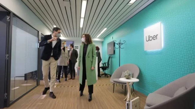 La Presidenta de la Comunidad de Madrid, Isabel Díaz-Ayuso, a favor de la convivencia Uber y taxis.
