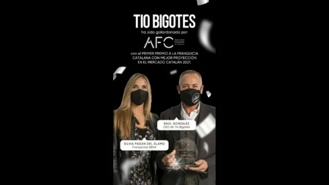 Silvia Pagan de Álamo, responsable de franquicias de BBVA otorga el premio de la Asociación de Franquicias a Raúl González de Tío Bigotes.