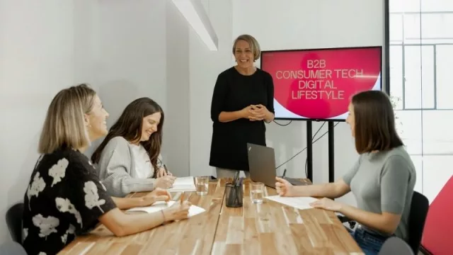 Deborah Gray y parte del equipo de Canela Public Relations.