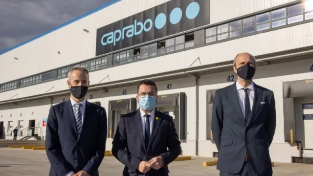 Javier Amezaga (presidente del consejo de administración de Caprabo), Pere Aragonès y Edorta Juaristi (director general de Caprabo).