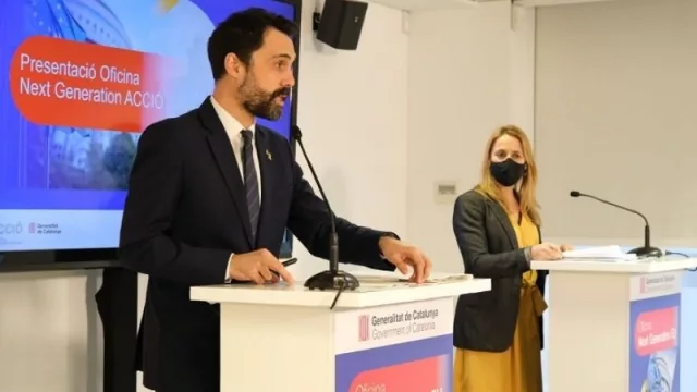 Roger Torrent y Ramió y Natàlia Mas i Guix, ayer en la oficina de Acció

