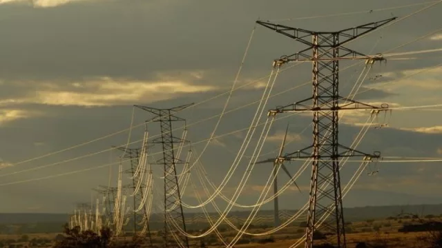 ¿Puede ser una eléctrica pública la solución a la subida del precio de la luz? (como Francia o como Alemania)