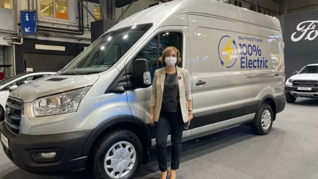 Cristina del Rey de Ford presentó la Transit eléctrica para que la logística ayude a ciudades menos contaminadas.