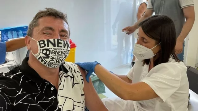 Salto de fe: recibiendo la monodosis de Janssen en Barcelona; si no fuera por un viaje, no me habría vacunado. ¡Y no soy negacionista! (IB)