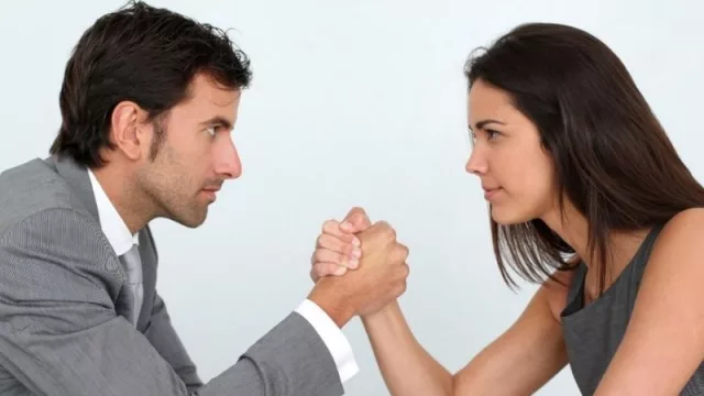 Los que más gastan son de Venus… ¡pero los que más ahorran también! (la paradoja de las mujeres cabeza de hogar)