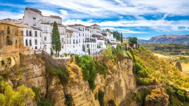 Valencia, Cataluña y Andalucía, donde amanece primero: reservas de turismo aumentan 106%