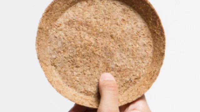 Así es la vajilla biodegradable hecha con cáscara de papa (los platos se degradan en la tierra en 30 días)