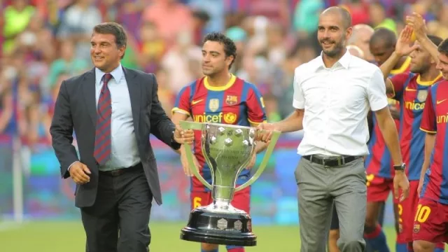 Laporta celebra la obtención de un campeonato liguero con Xavi y Guardiola, en el verano de 2010, durante su primera etapa como máximo mandatario del Barça. Shutterstock.