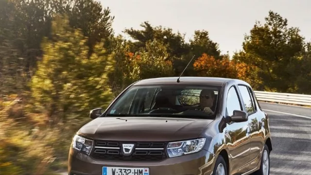El coche más vendido en España ya no se hace en España: el Dacia Sandero desbanca al Seat León (en un mercado que cayó un 32%)