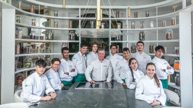 Hay 23 jóvenes becados que han finalizado el primer curso en el MOM y van a continuar recibiendo la ayuda hasta que terminen sus estudios