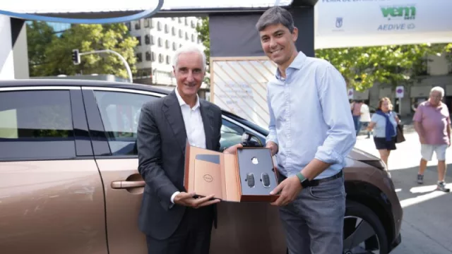 Un Ariya ya rueda por Madrid (Nissan entregó el primero de sus nuevos eléctricos con 500 km de autonomía)