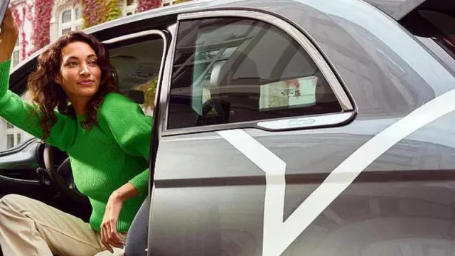 Perdón señora, se olvidó su vestido de novia (los españoles son los europeos que más objetos olvidan en el taxi)