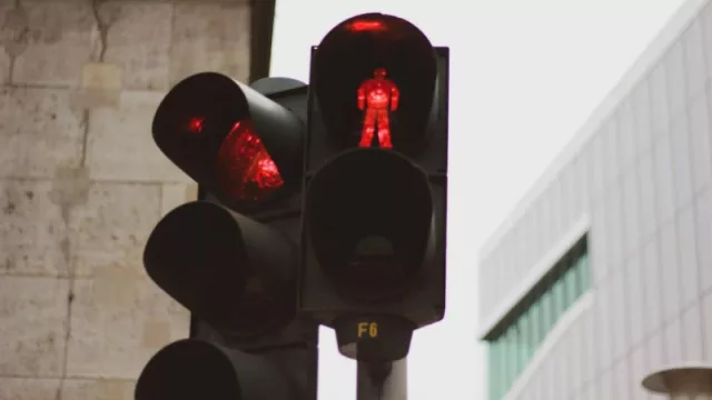 España “avanza” en sus déficits gemelos: el saldo comercial negativo trepa a € 46.461,1 millones entre enero y agosto