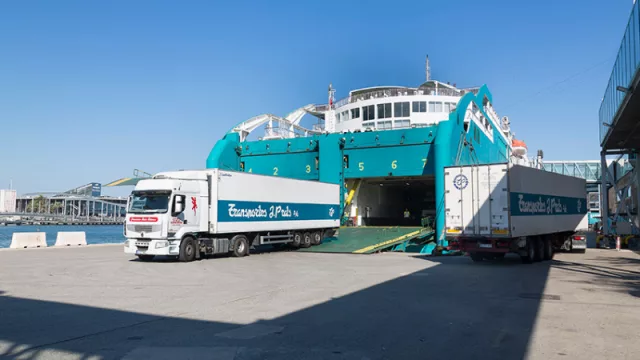 El Puerto de Barcelona recupera tráfico total y de contenedores (crecen más las importaciones que las exportaciones)