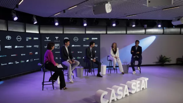 La mesa redonda en Casa Seat