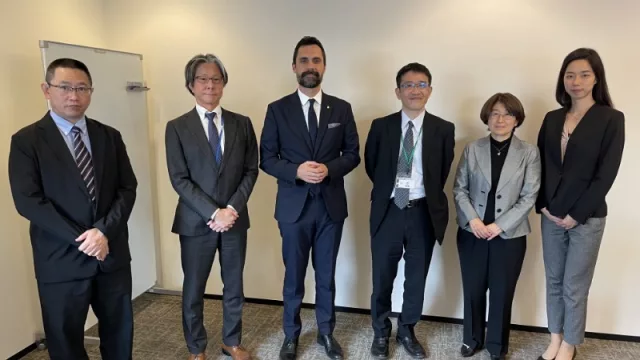 El consejero Torrent durante la visita a la empresa NTT DATA