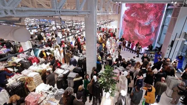 Qué manera de debutar: más de 100.000 personas visitan el Lefties más grande del mundo