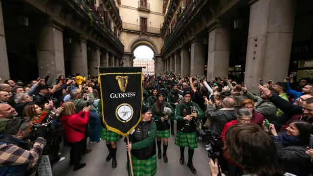 Madrid se ha teñido de verde: miles de personas han asistido al primer desfile de San Patricio en España