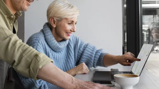 4 de cada 10 empresas en España ofrece productos, servicios y precios dirigidos a los mayores de 55 años (entre ellas aseguradoras, farmacéuticas y bancos)