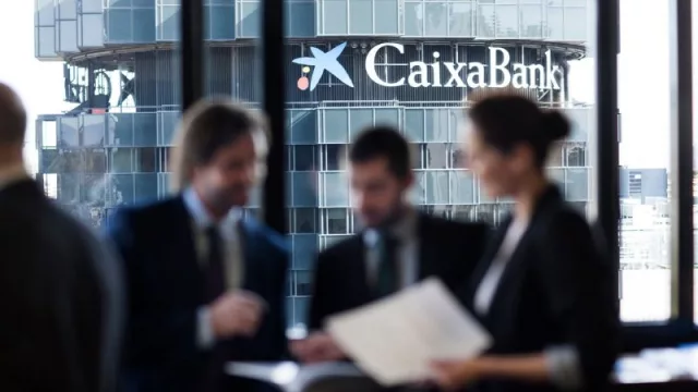 CaixaBank lanza bono social de 1.000 millones de euros para apoyar préstamos a familias, autónomos y pymes (y mejorar el acceso a servicios esenciales)