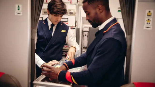 Iberia se compromete a reducir hasta 200.000 kilos de plástico en sus vuelos este año