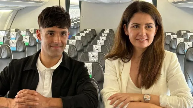 Antonio Díaz y Lucía Adrover (directora comercial de Level) minutos antes de la partida del avión vinilado con el Mago Pop.