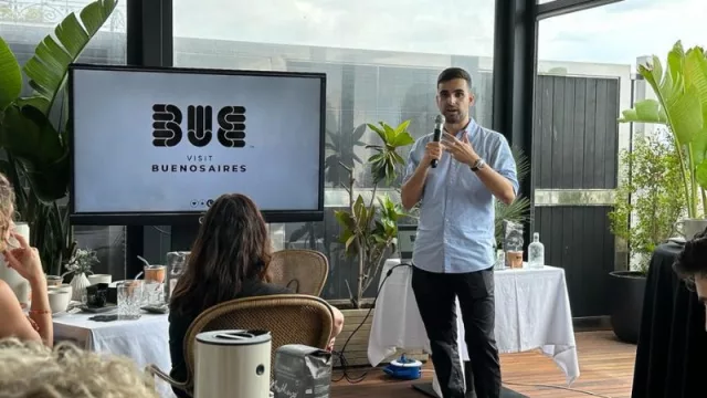 Marc Sáez Estupiñá (Level) durante el evento junto a Visit Buenos Aires en Barcelona.