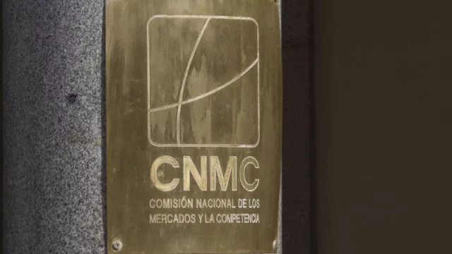La CNMC investiga a varias eléctricas en busca de información sobre un posible freno al autoconsumo (Endesa y Naturgy están entre ellas)