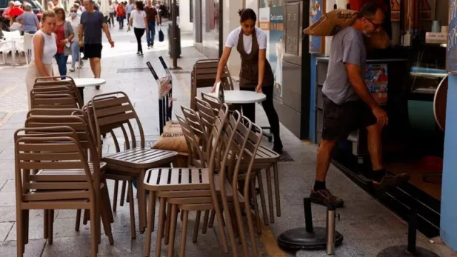 La ocupación en España bate récord y supera los 21 M de personas, mientras que el paro se sitúa en el 11,6% (hay 1,2 M de mujeres más trabajando y 900.000 hombres menos)