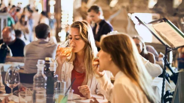 Las reservas online en restaurantes en España han aumentado un 26% en el mes de julio con respecto a 2019 (el 48% planean gastar en cada comida entre 25-30 euros)