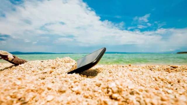 ¡Atrapados en el trabajo! El 67% de los españoles admite que no puede desconectar durante las vacaciones