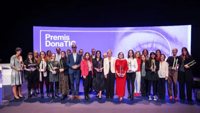 El Govern reconeix 7 dones i 2 entitats amb els 'Premis DonaTIC 2023' com a referents del talent i lideratge femenins en l'àmbit tecnològic (Avui en Català)